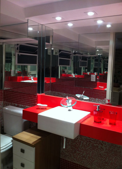 Lavabo com bancada vermelha-1